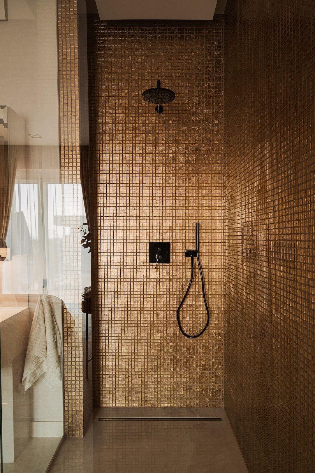 Begehbare Dusche mit goldenem Glasmosaik