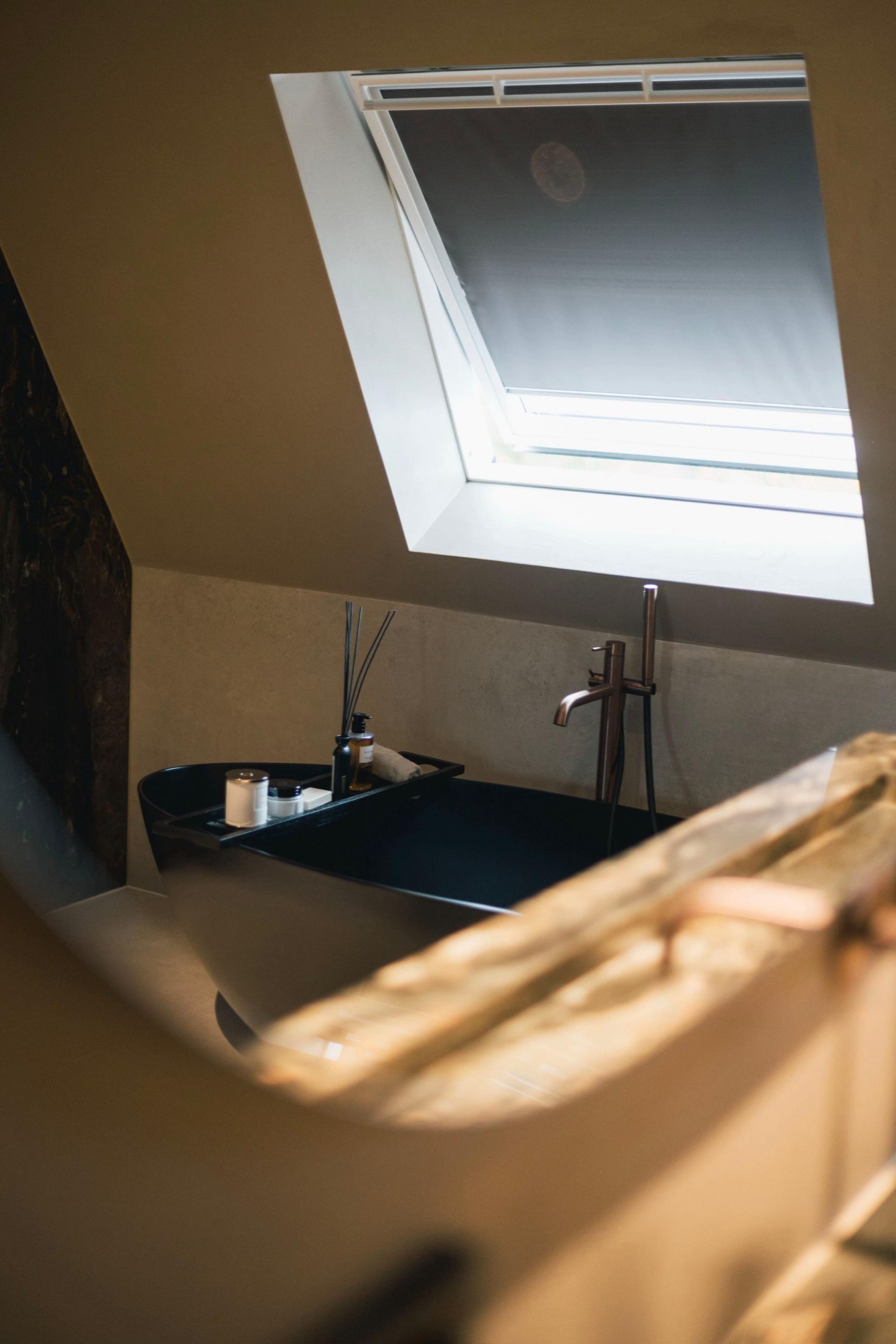 Schwarze Wanne unter einem Dachfenster