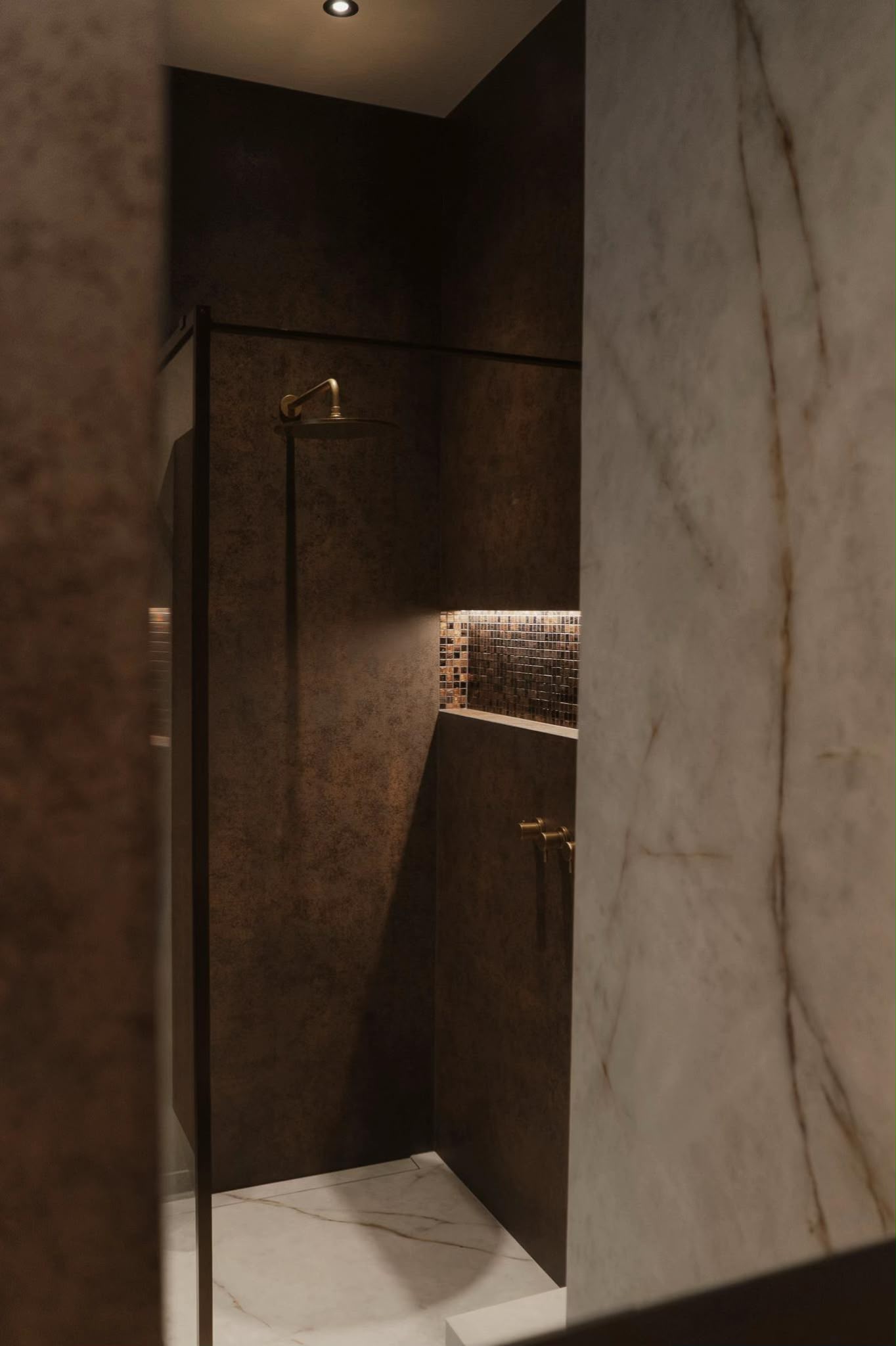 Dusche in Bronzeoptik mit beleuchteter Mosaiknische, Projekt in Frankfurt