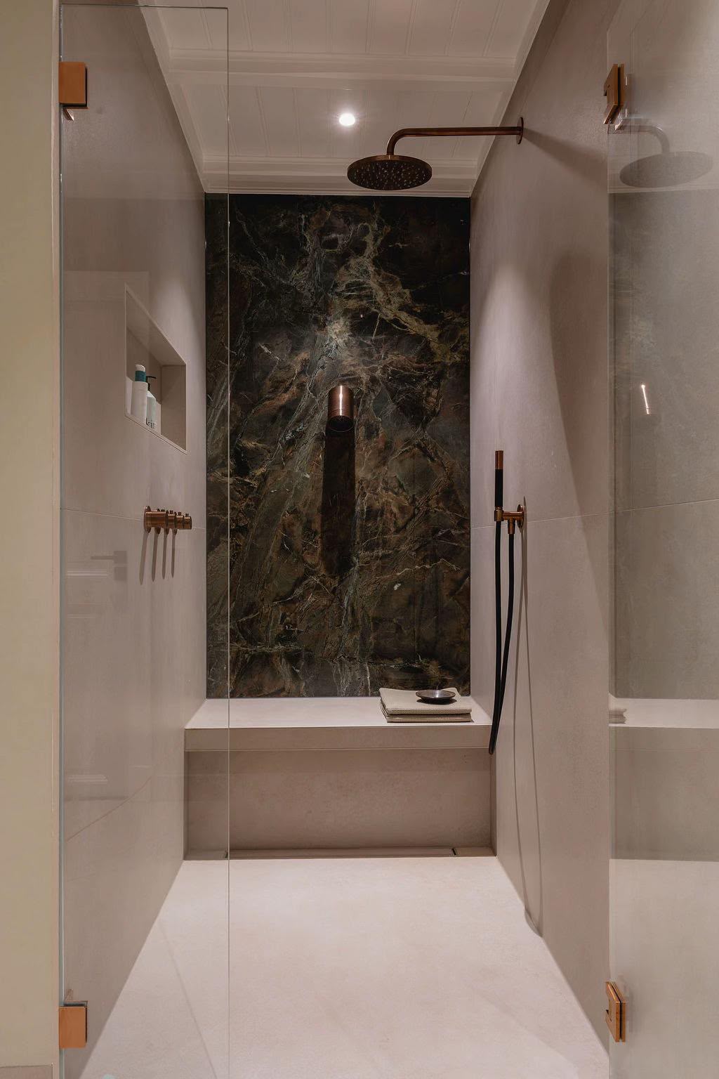 Modernes Badezimmer mit Regendusche und Lichtpaneel