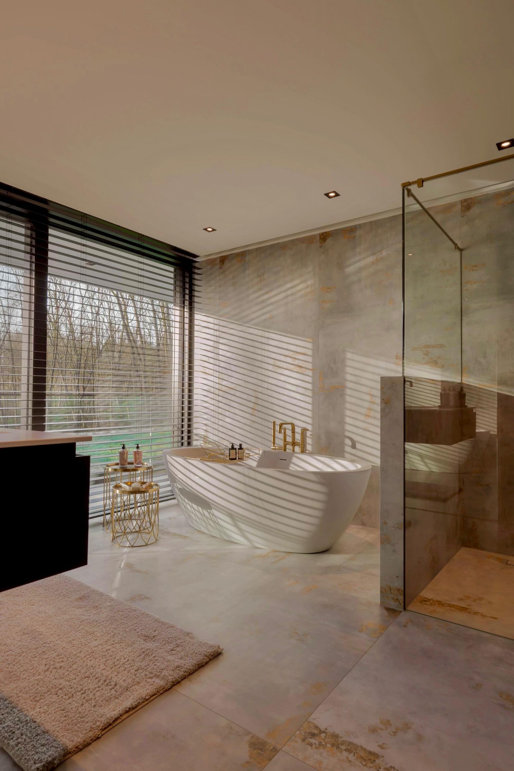 Freistehende Wanne vor raumhoher Fensterfront